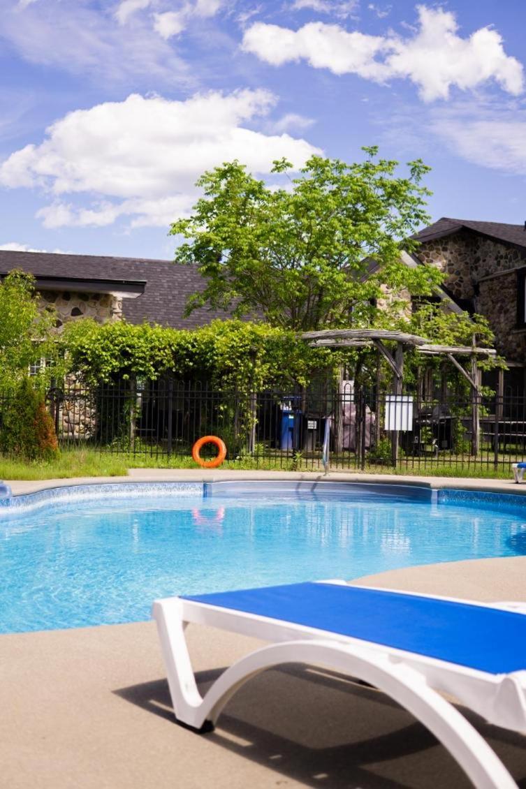 Condo Hotel Au pied du Mont Orford Extérieur photo