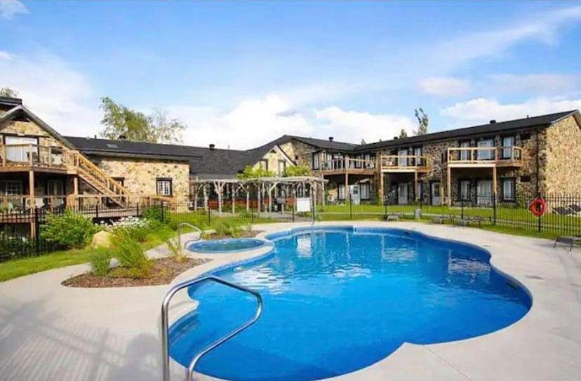 Condo Hotel Au pied du Mont Orford Extérieur photo